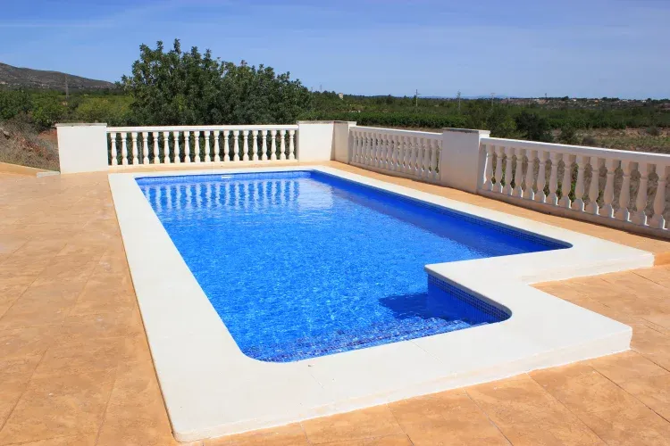 Imagen de Piscina vallada 8x4 con acceso mediane escalera de obra