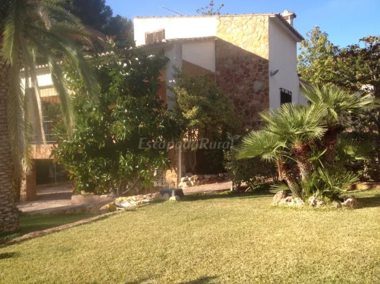 Imagen de rincones del exterior de la casa: jardin de cesped