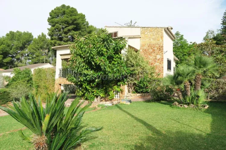 Imagen de La casa y jardín