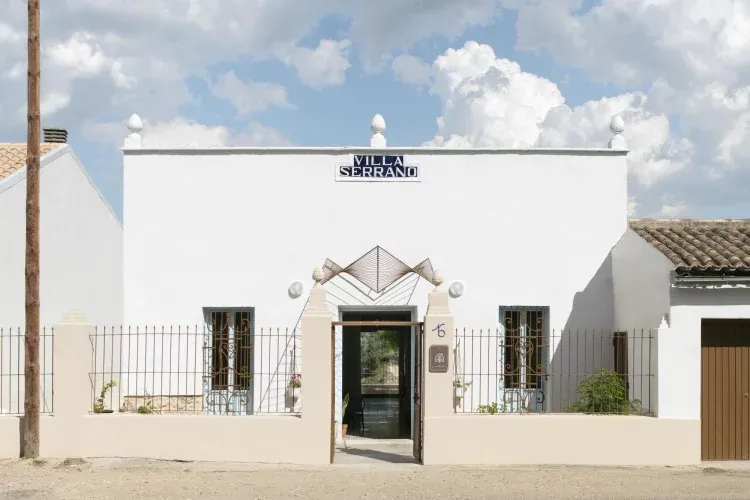 Imagen de La fachada principal, que da acceso a la vivienda, con luz de oeste a la tarde.