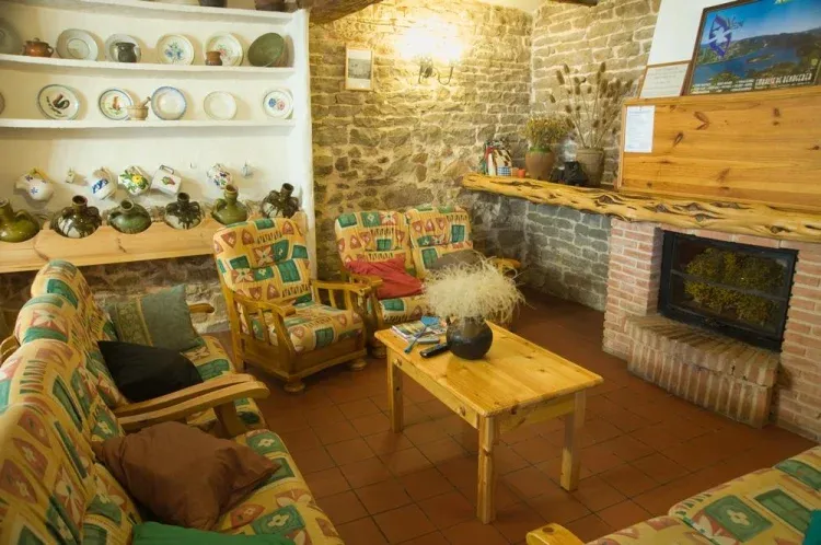 Imagen de Salón con chimenea de leña