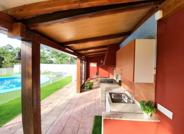 Imagen de Cocina fuera con BBQ