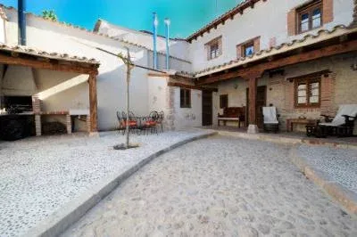 Imagen de Patio con barbacoa y muebles de jardín