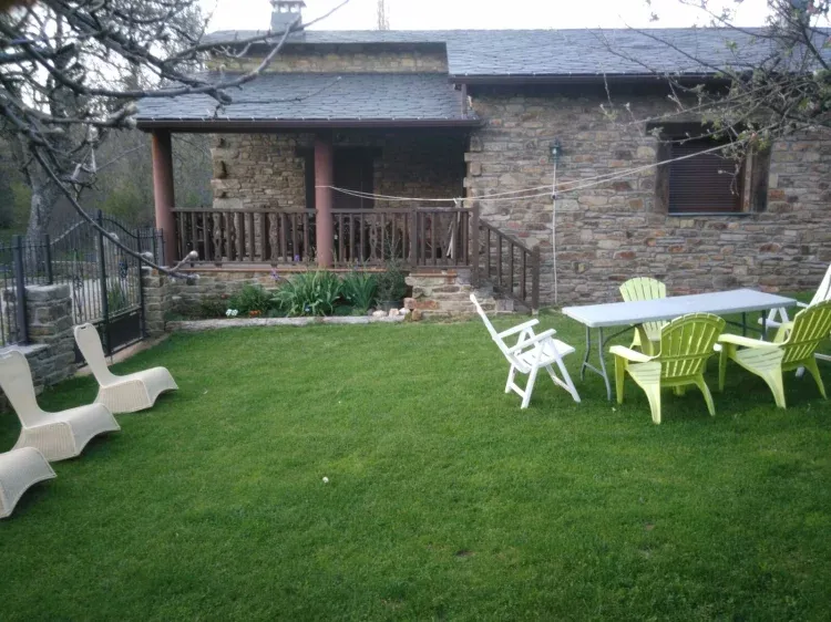 Imagen de porche y jardín privado de la casa rural