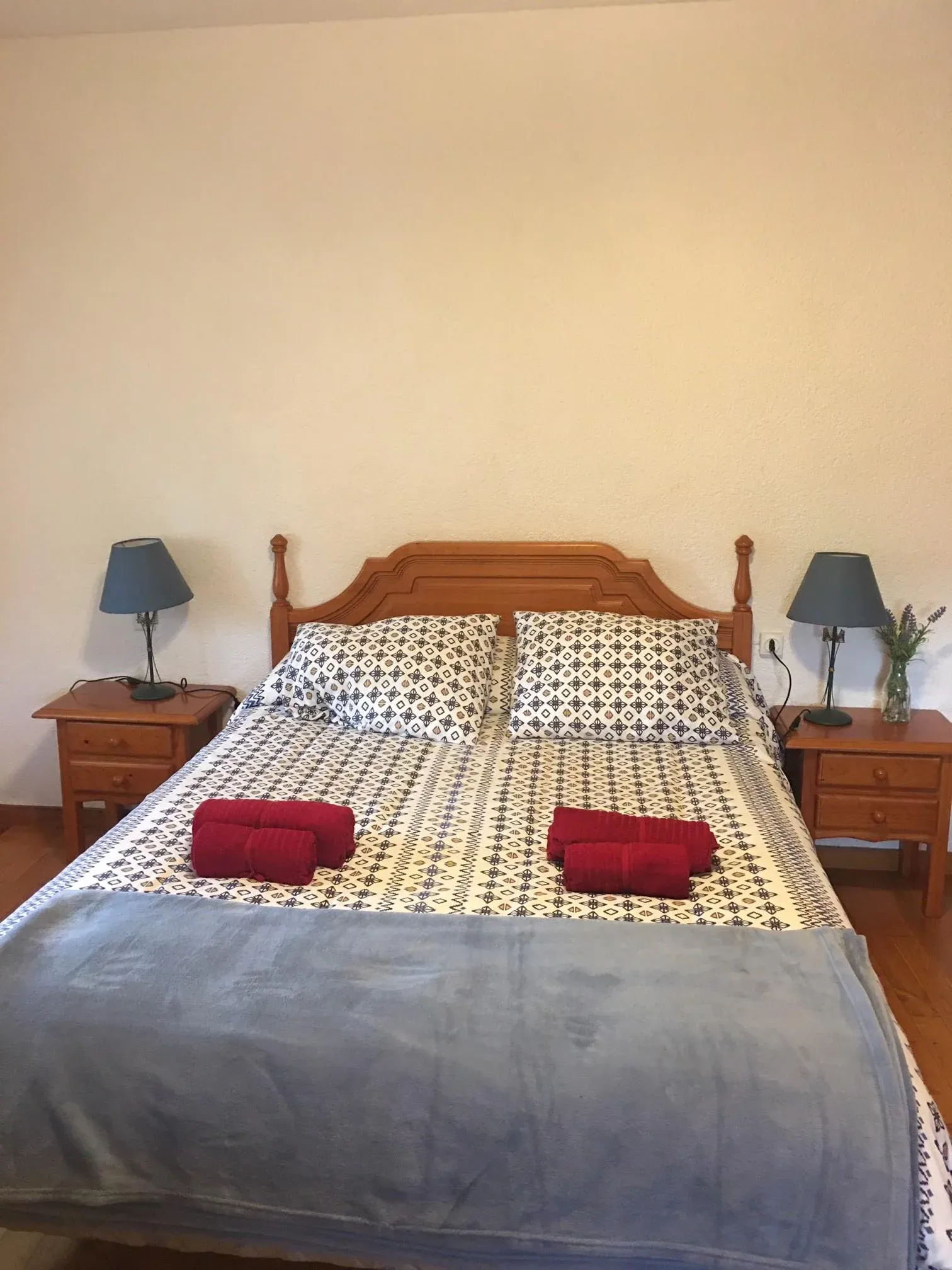 Imagen de Habitación Principal con baño y un sofá cama 