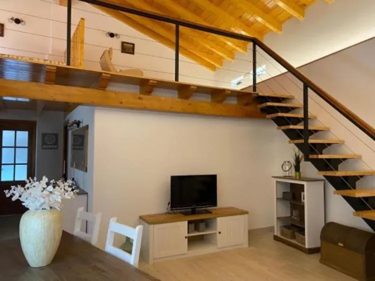 Imagen de salón y escalera