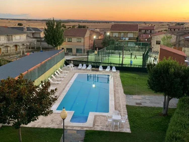 Imagen de Piscina y pista de pádel