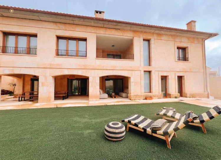 Imagen de Porche con arcos de piedra y jardín