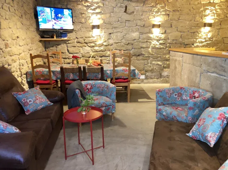 Imagen de salón y mesa