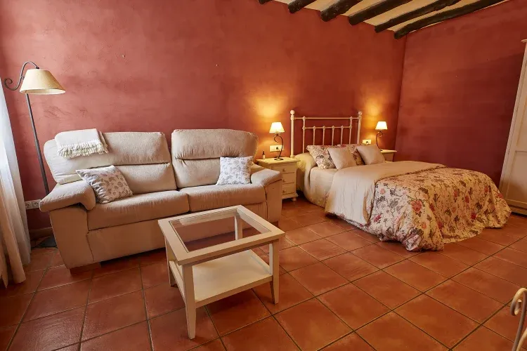 Imagen de Dormitorio 6 en suite. Cama doble y sofá cama
