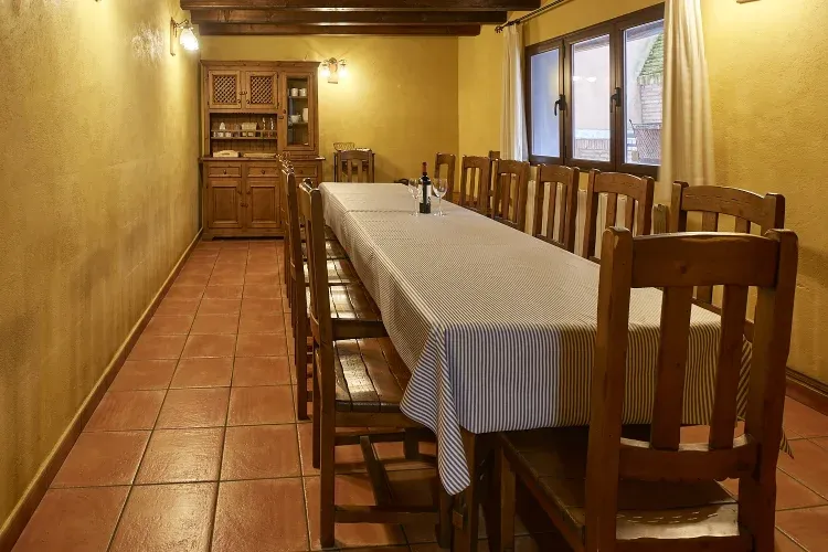 Imagen de Amplia mesa en el comedor