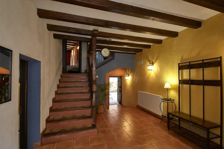 Imagen de Entrada con perchero y escalera a la primera planta