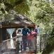 Imagen de Alicia y Luismi con los duendes Ada y Noé