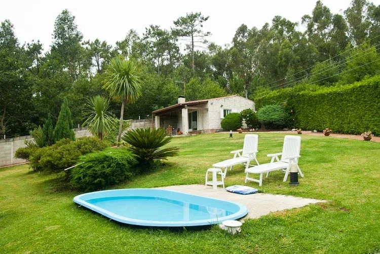 Imagen de vista de la finca con la piscina y la casa 