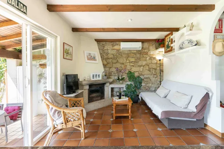 Imagen de sala con chimanea de leña