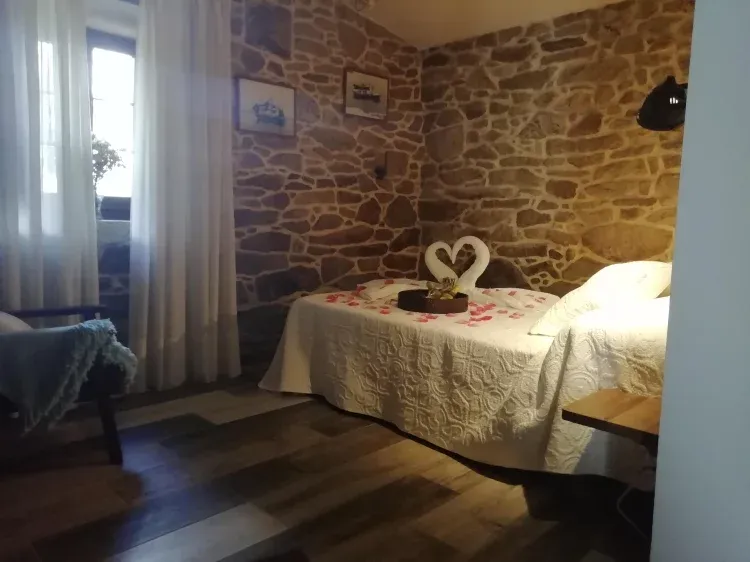 Imagen de cama preperada para los novios