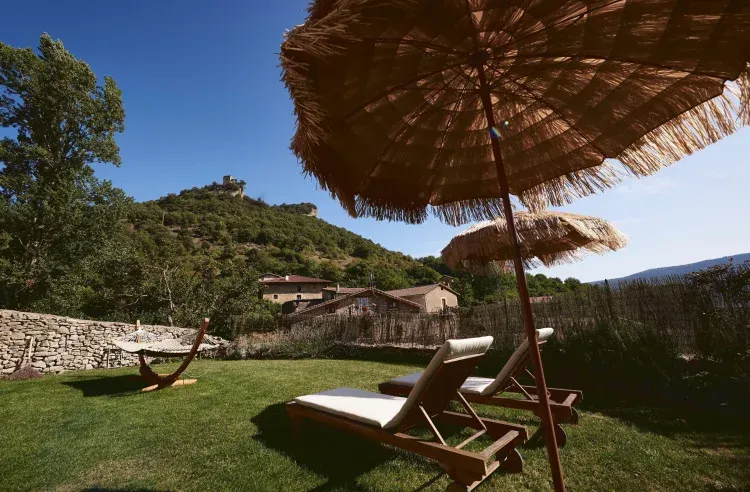 Imagen de Jardín privado con hamaca balinesa, tumbonas, sombrillas y vistas