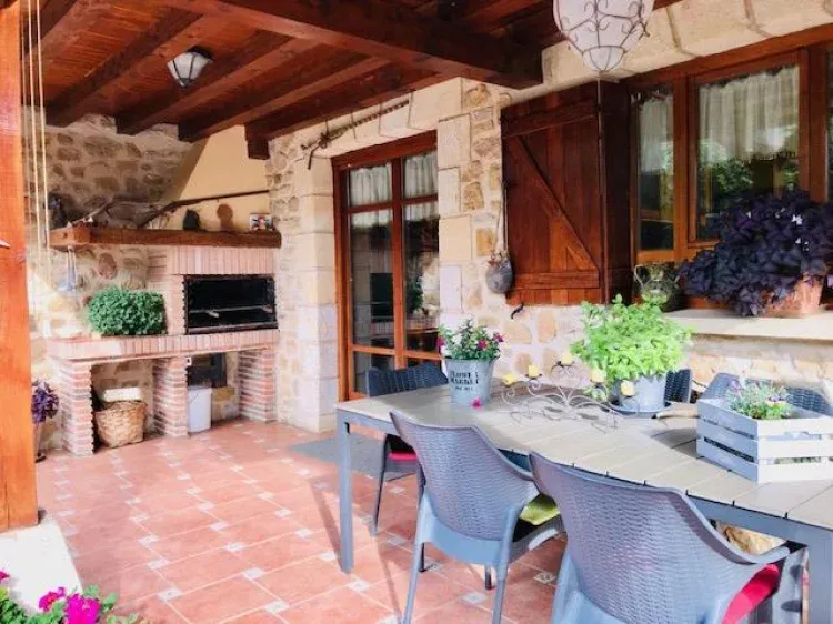 Imagen de Hermoso porche con barbacoa y preparado para comer en el exterior
