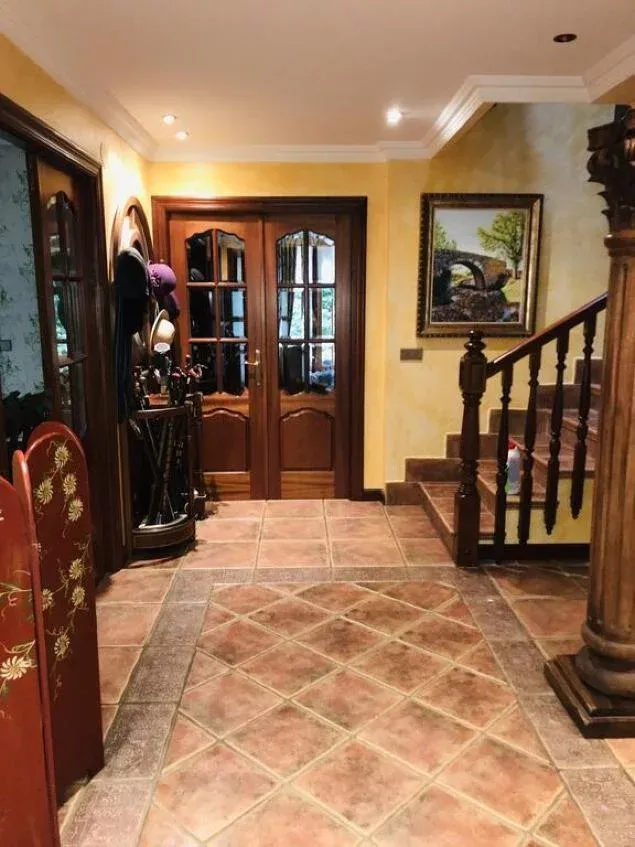Imagen de Entrada de la casa y escalera al primer piso 