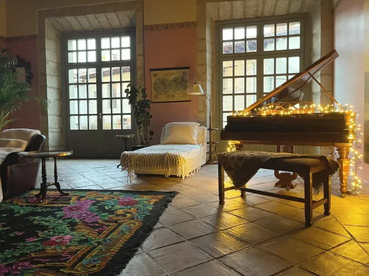 Imagen de Salón con piano de cola