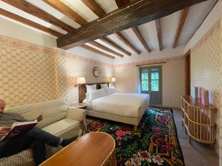 Imagen de Habitación principal con sofá y vestidor