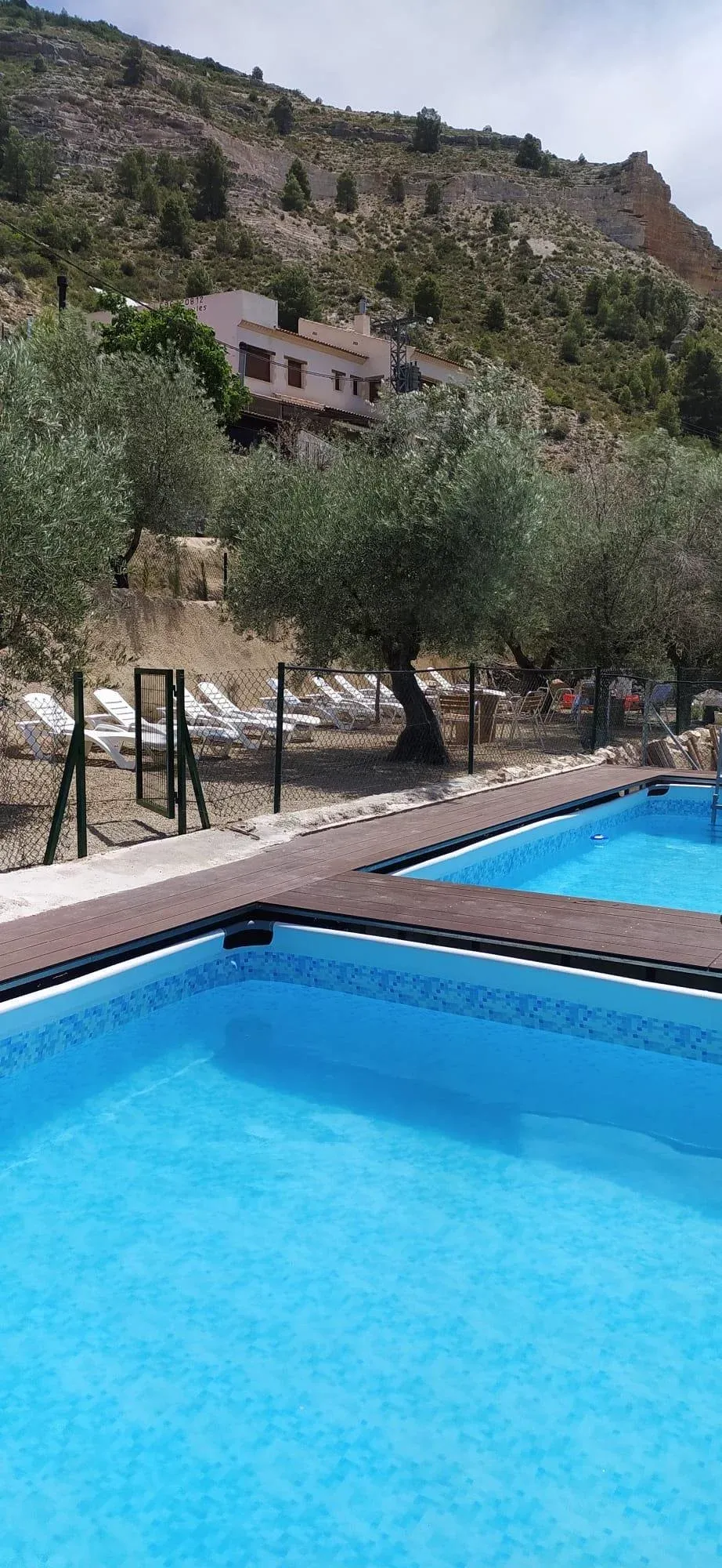 Imagen de Zona jardin y piscinas casas rurales Río Júcar