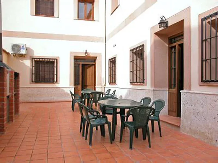 Imagen de Patio, barbacoas y acceso a las casas