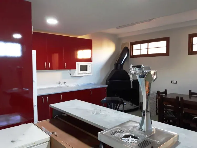 Imagen de Cocinilla grande con chimenea de leña 