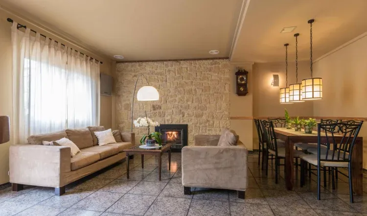 Imagen de Salón comedor con chimenea