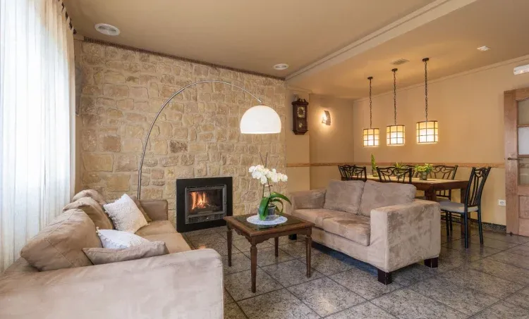 Imagen de Salón comedor con chimenea