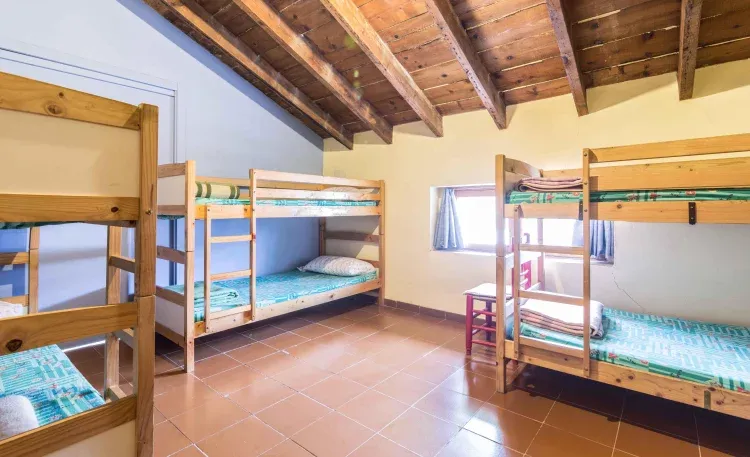 Imagen de habitación con literasy taquillas individuales