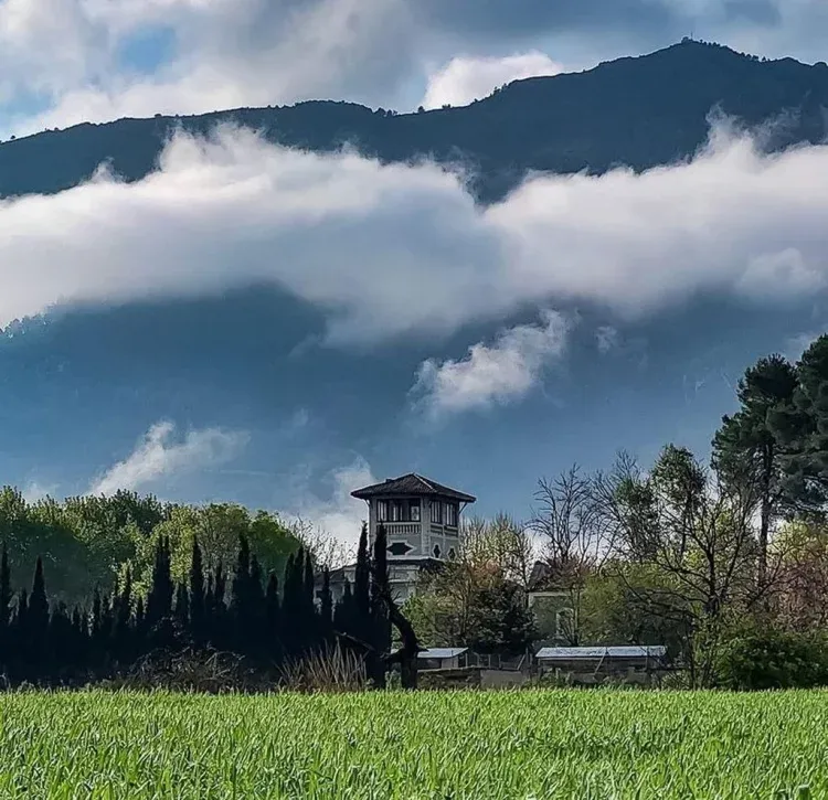 Imagen de La Riera d'Agres y al fondo "la Mariola"