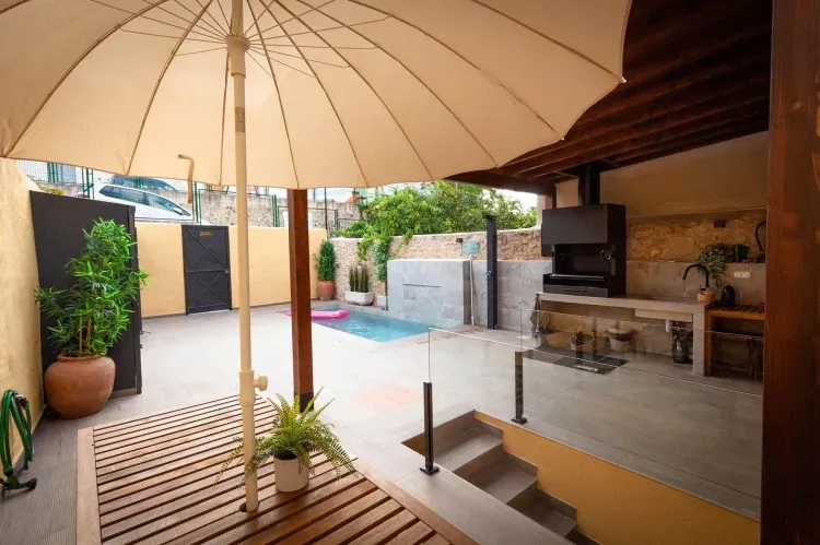 Imagen de Patio exterior con muebles de jardín barbacoa y piscina privada