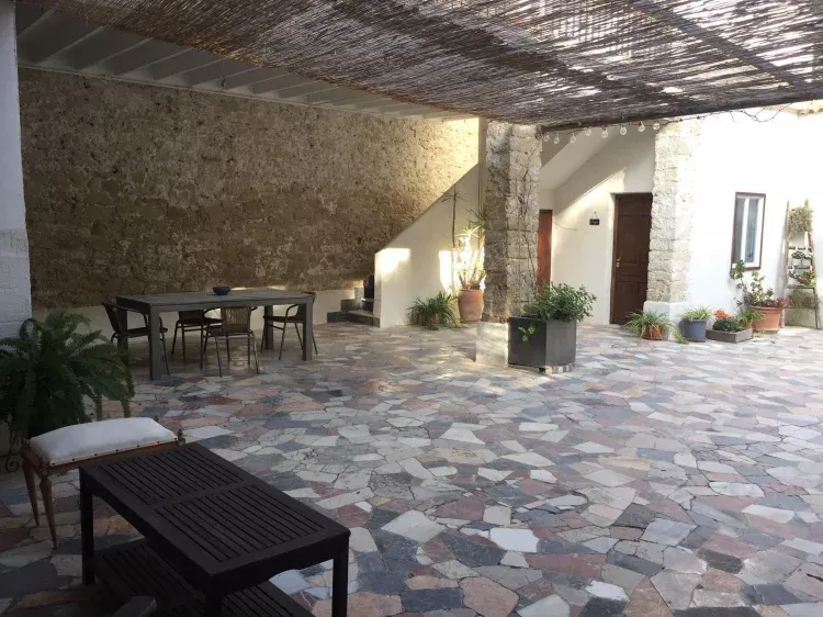 Imagen de amplio patio donde disfrutar de las comidas en verano.
