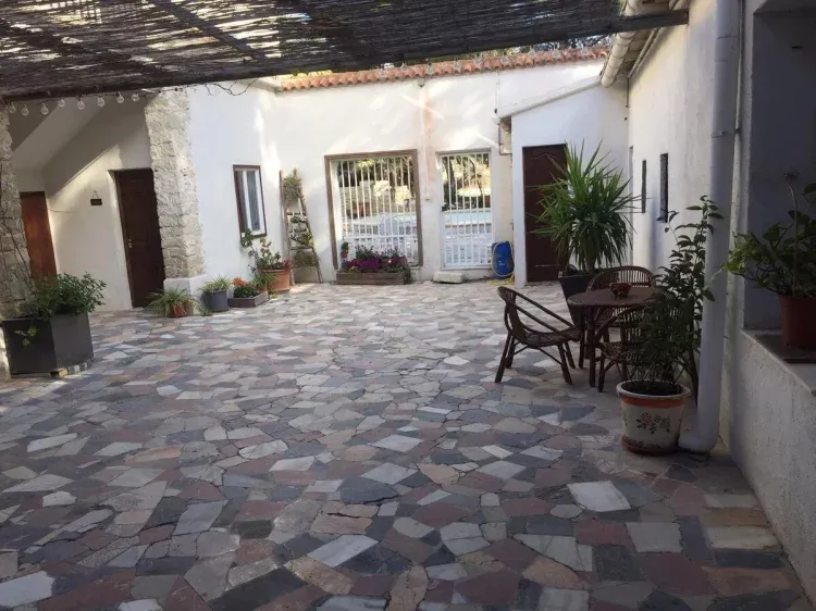 Imagen de amplio patio con acceso a piscina