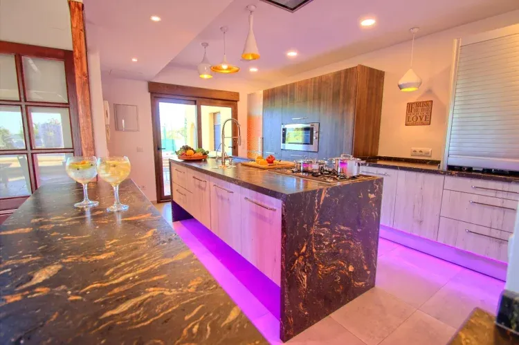 Imagen de Cocina con isla, barra de bar dos frigoríficos