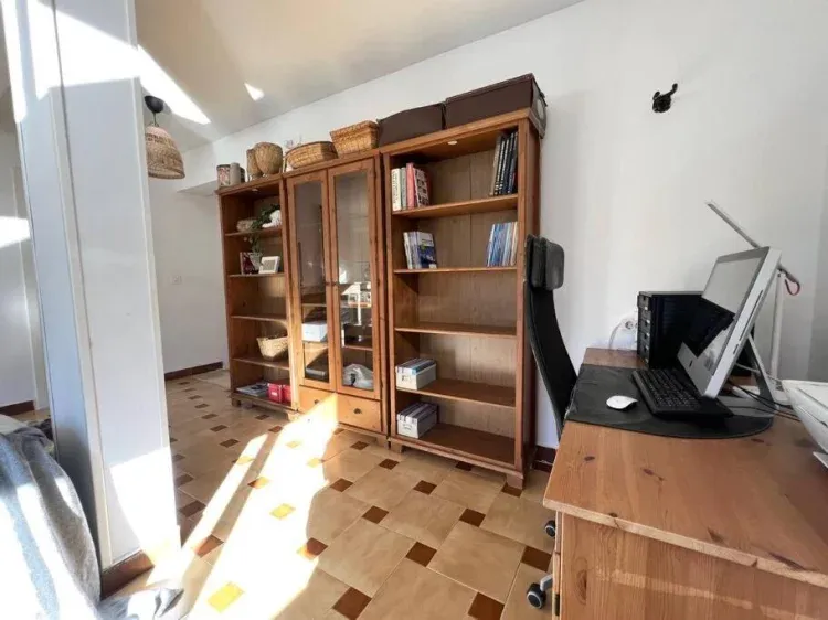 Imagen de Zona de trabajo y Biblioteca