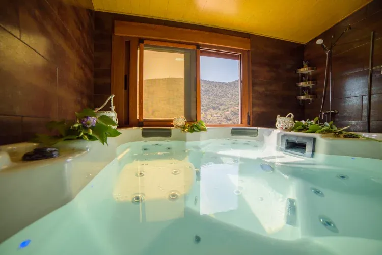 Imagen de Jacuzzi privado con vistas a la montaña