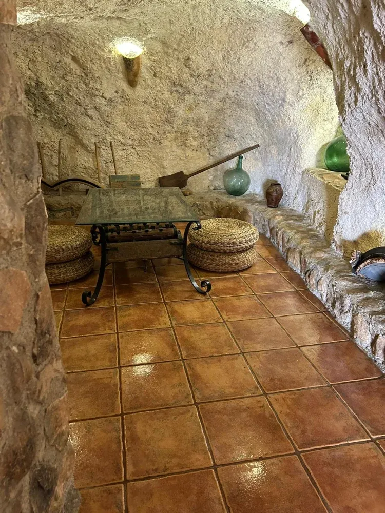 Imagen de cueva-sala estar