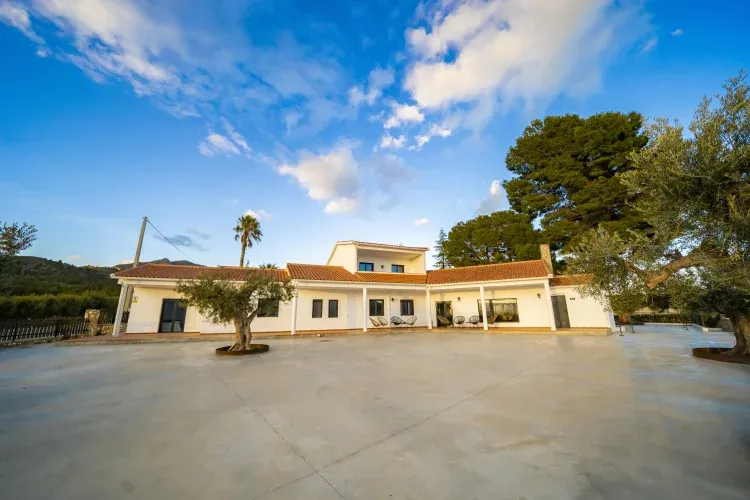 Imagen de Vista exterior de la parte de atrás de "La Villa". Porche privado.