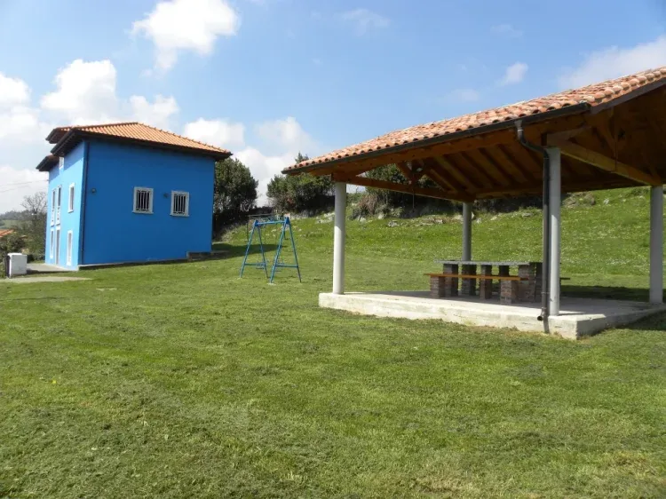 Imagen de rodeada de finca con cenador y barbacoa