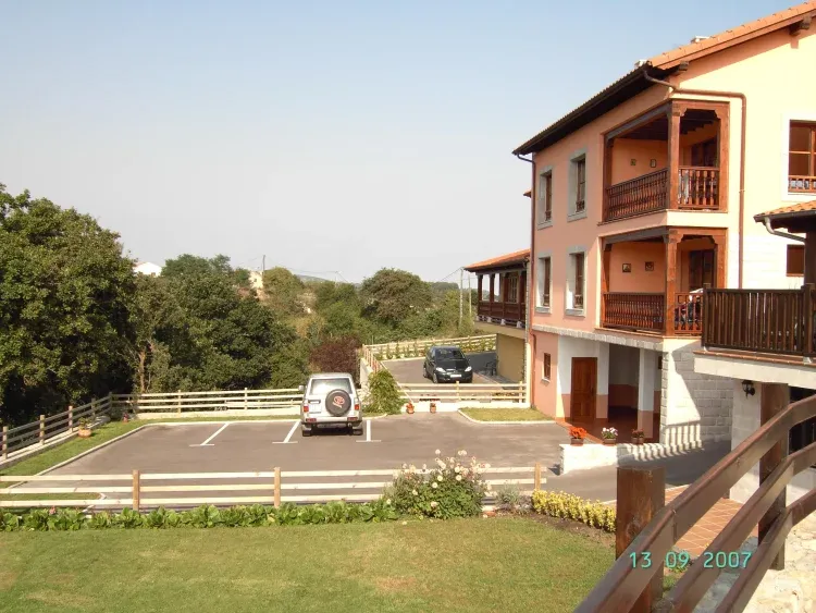 Imagen de Fachada y parking