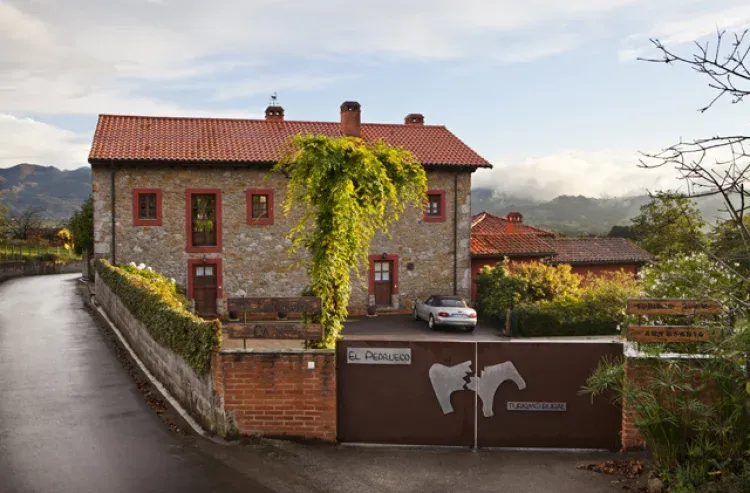 Imagen de Vista trasera de la casa con el aparcamiento