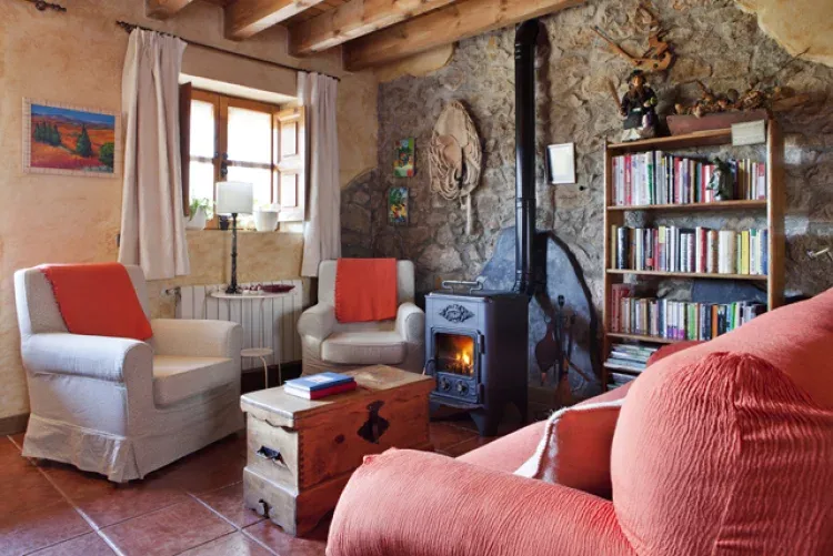 Imagen de Salón con biblioteca y chimenea