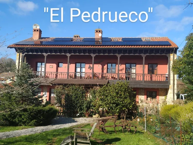 Imagen de Fachada. Vista principal de El Pedrueco con su jardín