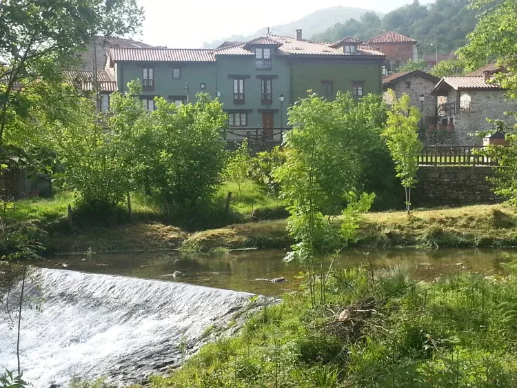 Imagen de Salto de la presa del molino, casas al fondo