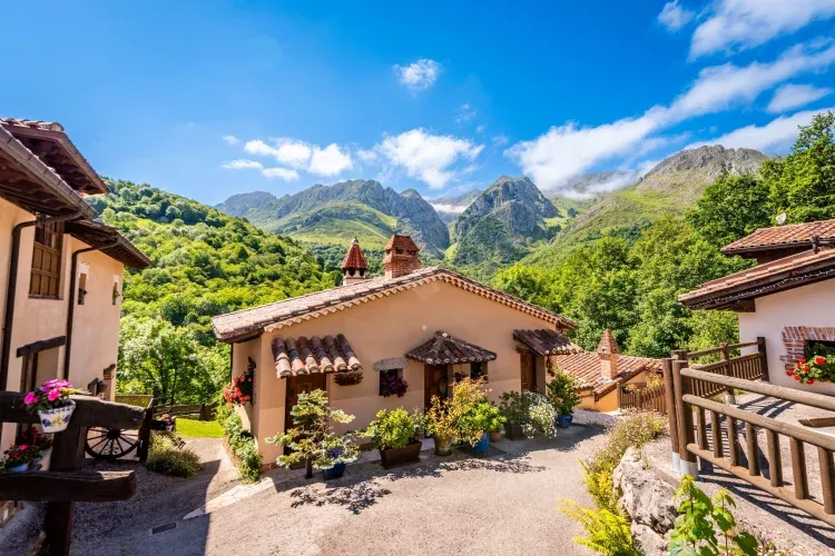 Imagen de JASCAL Casas Rurales en Picos de Europa. Casa para 2 situada en un emplazamiento singular. 
