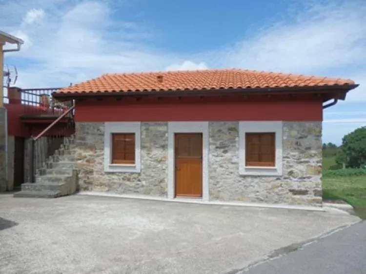 Imagen de Fachada principal de la casa y la terraza