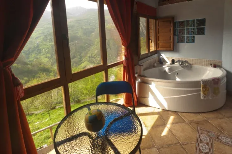 Imagen de Jacuzzi en habitación de matrimonio El Carbayu 