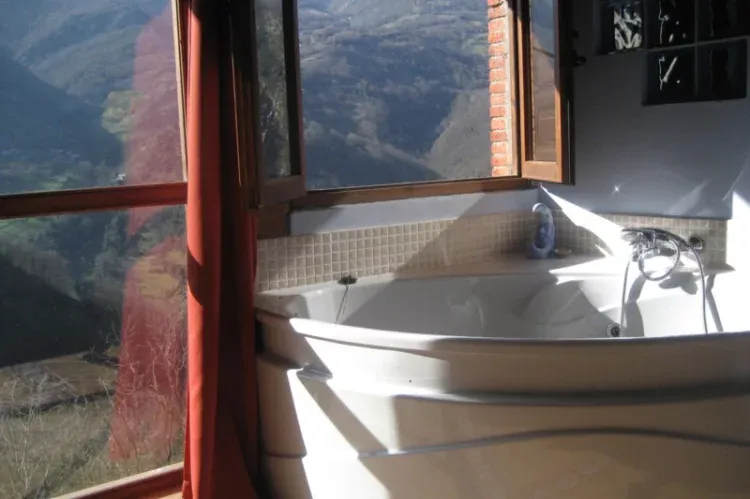 Imagen de El Carbayu - Jacuzzi en habitación de matrimonio con estupendas vistas a las montañas El Carbayu